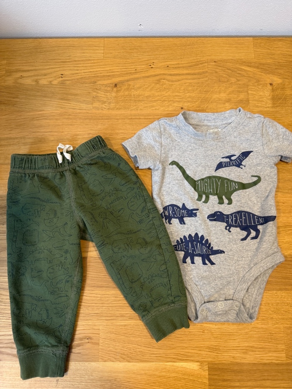 💚 5 for $15/ Carter’s Dinosaur Graphic Bodysuit & Green Joggers Set